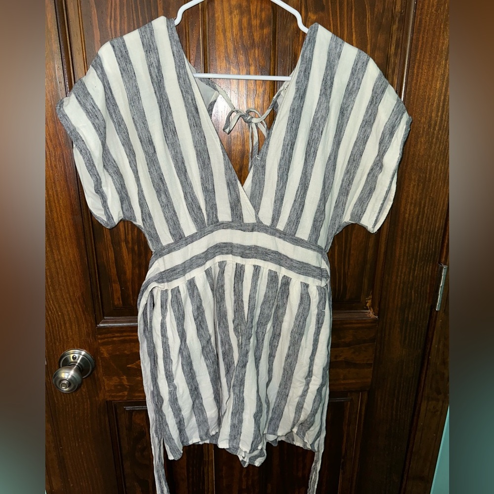 American Eagle Outfitters Gray and White Knit Top